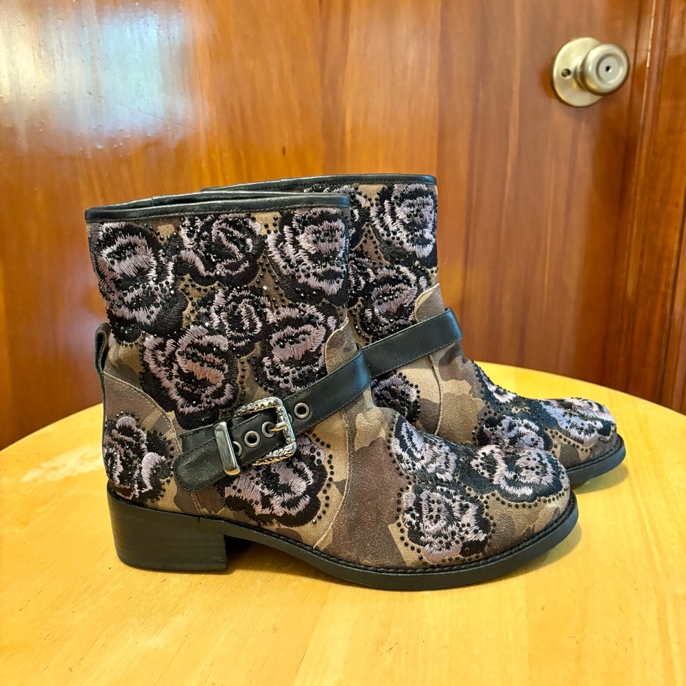 Beverly Feldman Boots | Leather Camouflage w\Floral Embroidery | Women’s Sz 7/37